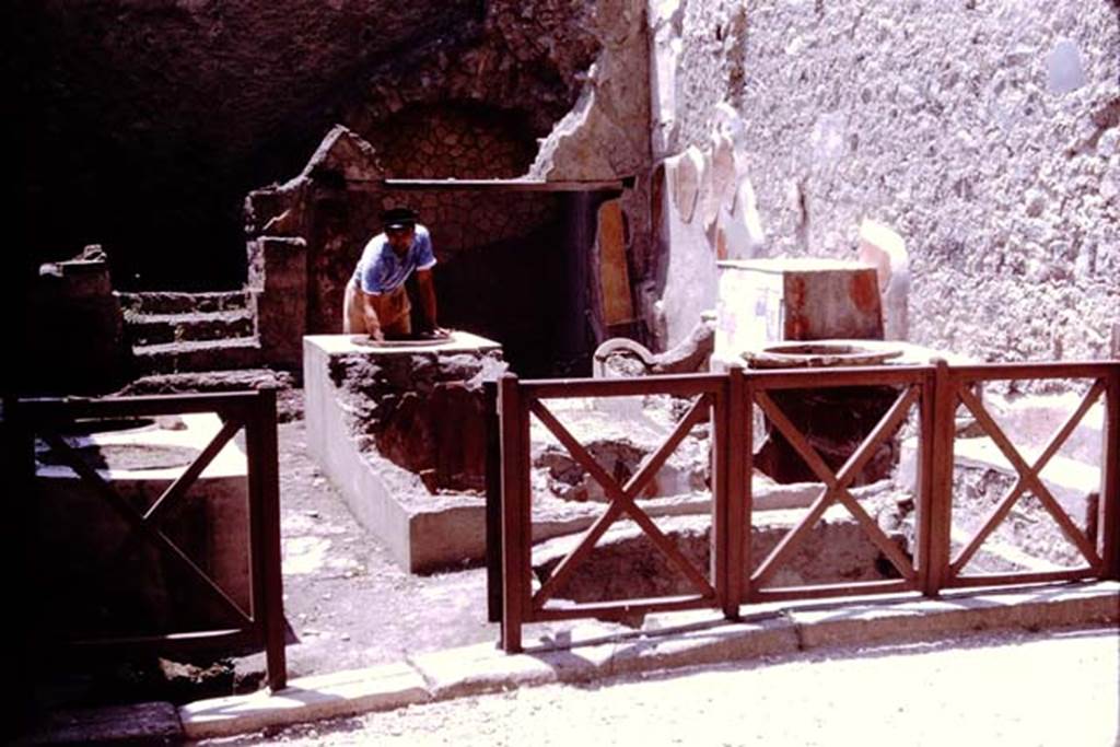 Ins. VI 19, Herculaneum, 1964. Looking south towards entrance doorway. Photo by Stanley A. Jashemski.
Source: The Wilhelmina and Stanley A. Jashemski archive in the University of Maryland Library, Special Collections (See collection page) and made available under the Creative Commons Attribution-Non Commercial License v.4. See Licence and use details. J64f1155